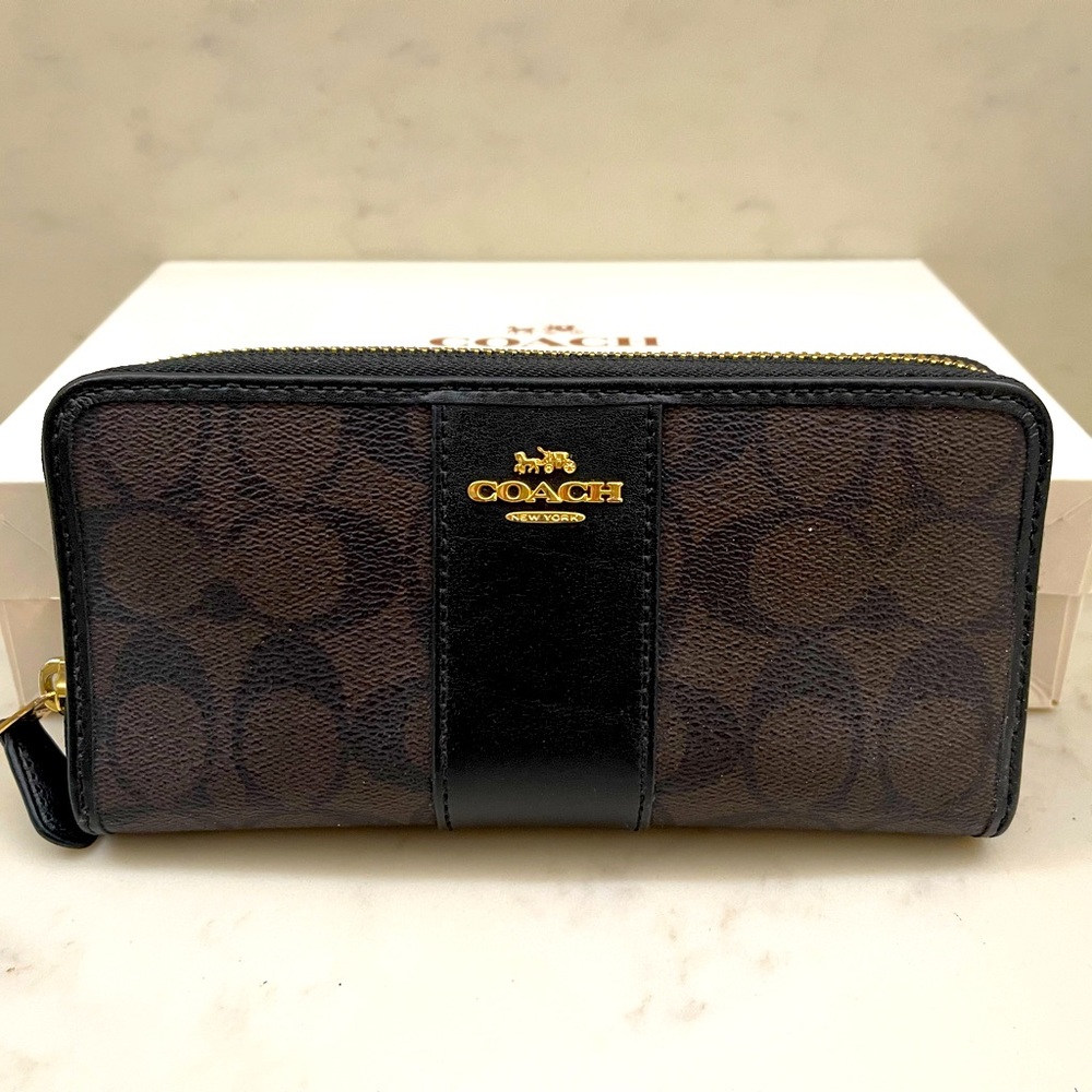 Coach large logo wallet ✨
